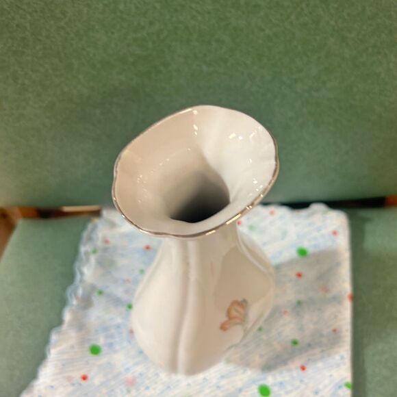 Vintage ribbed vase with silver trim - Picture 2 of 6